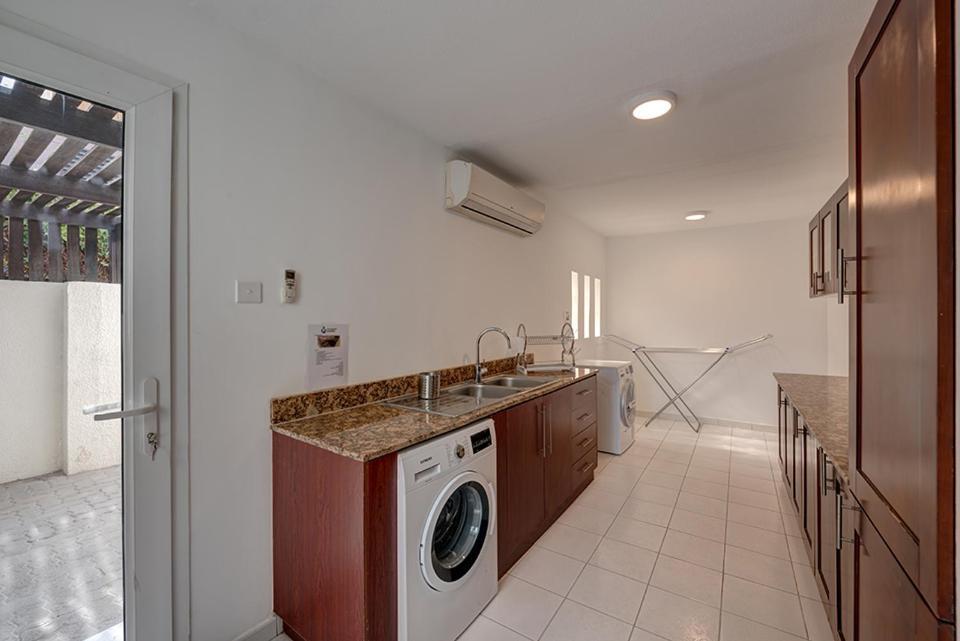 J5 Four Bedroom Villa Holiday Home In Al Wasl For Families Only 迪拜 外观 照片